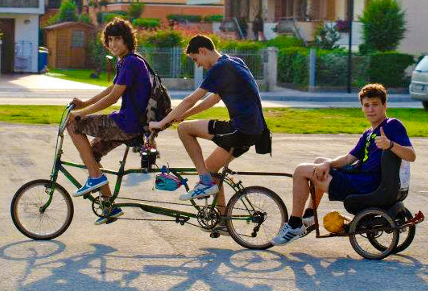 Andre, Clod e Giacomo sulla Stifler Mobile